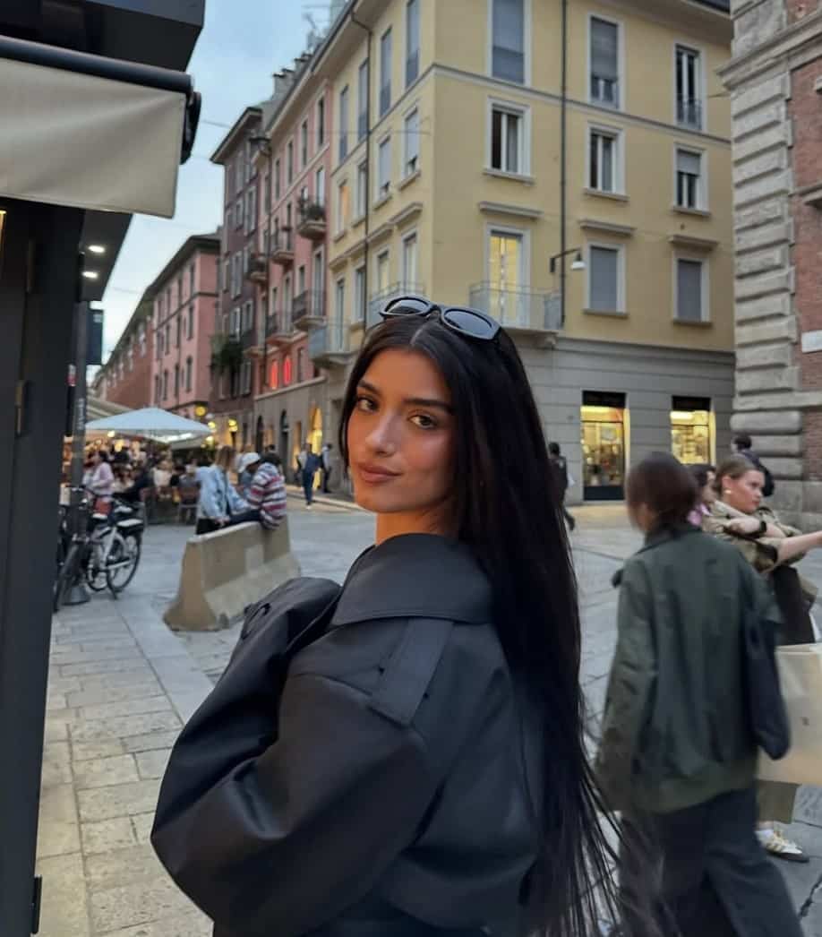 Son mini bikini crocheté fait oublier la neige