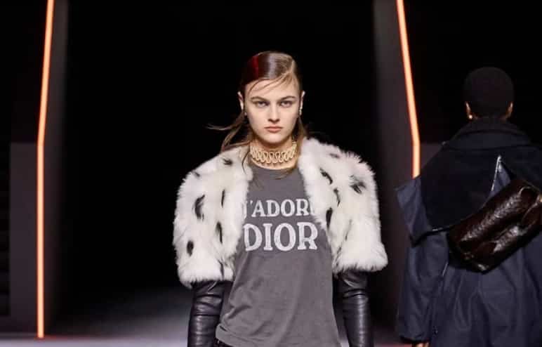 Ce pantalon flatteur domine les tendances 2025