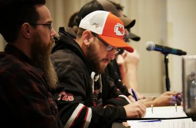 En el centro, Jean-François Barrette, representante sindical de los trabajadores de Paccar en Sainte-Thérèse.