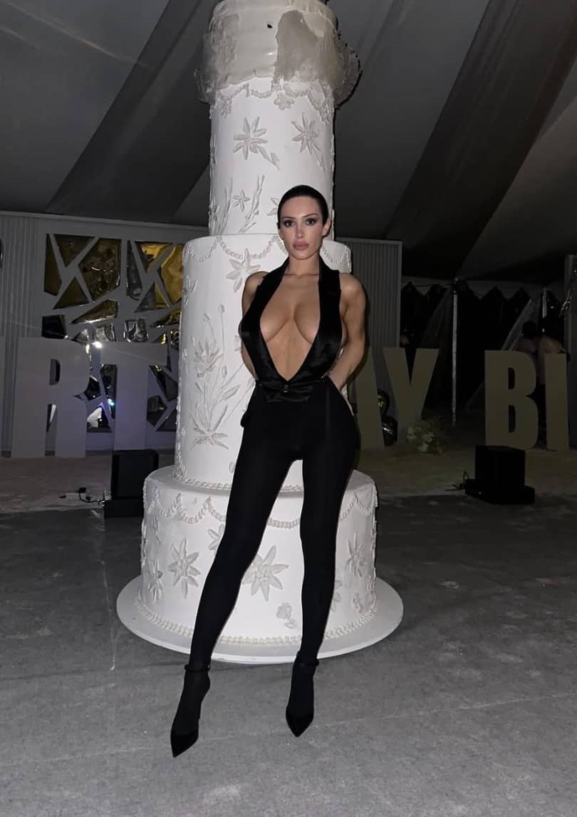 Elle choque le Web en sous-vêtements translucides