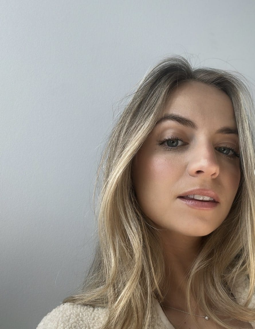 Elle expose sa pêche dans ses photos de vacances