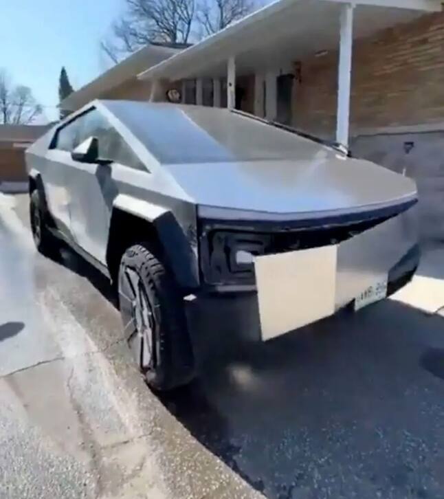 Tesla suspend les livraisons: des morceaux du Cybertruck d&eacute;collent