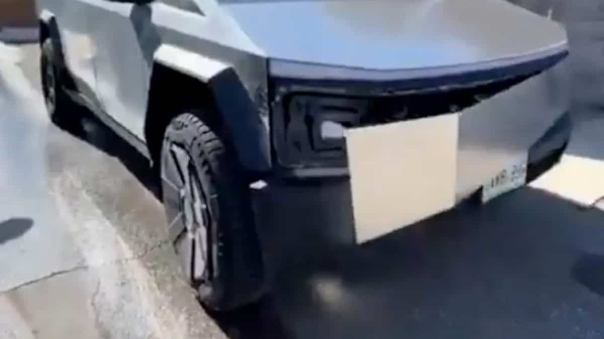 Tesla suspend les livraisons: des morceaux du Cybertruck décollent