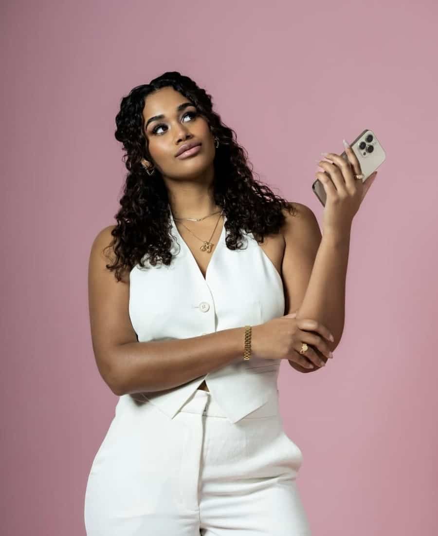 Elle hypnotise avec son bikini mauve