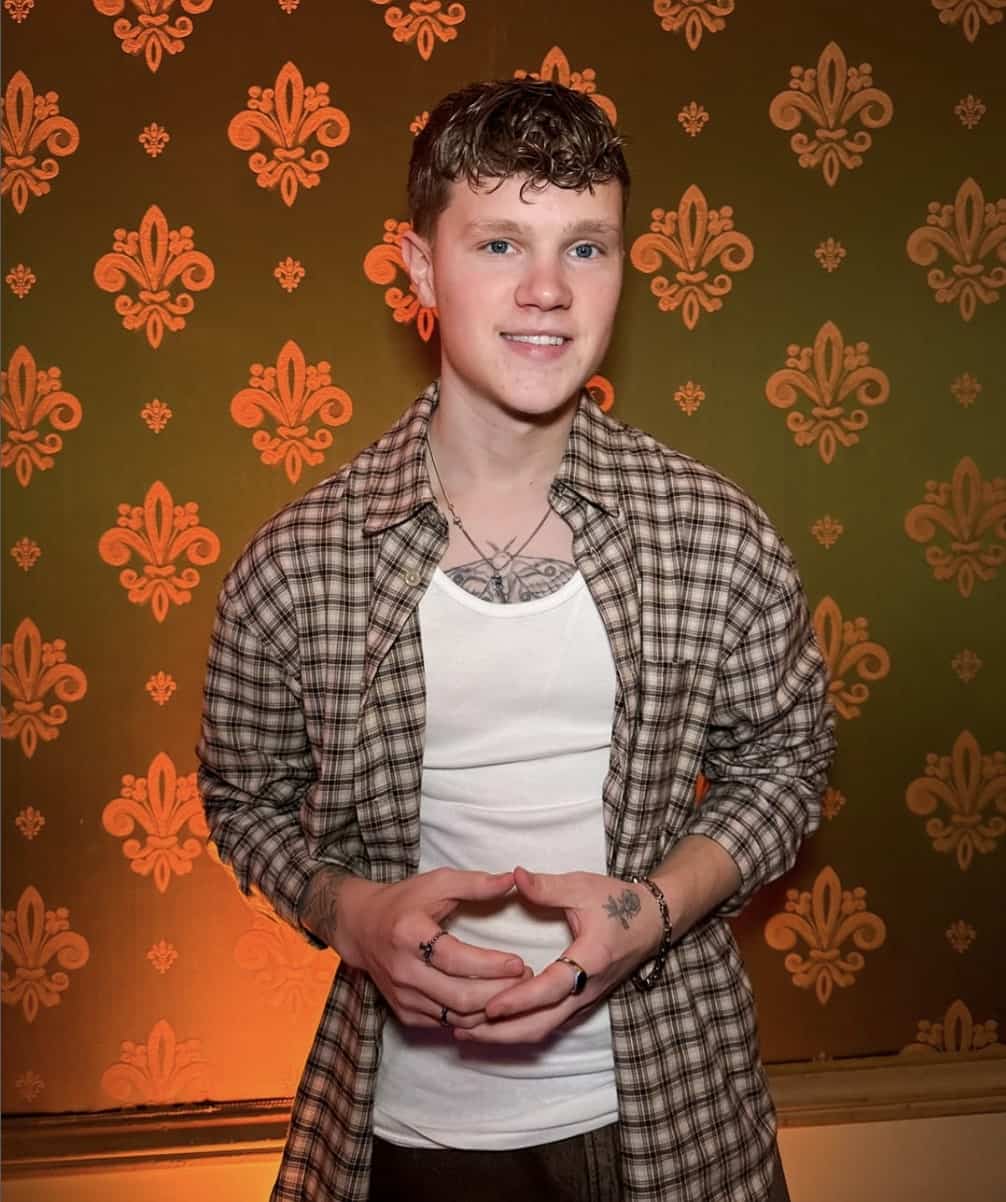 Qualifié de future rock star par CE chanteur