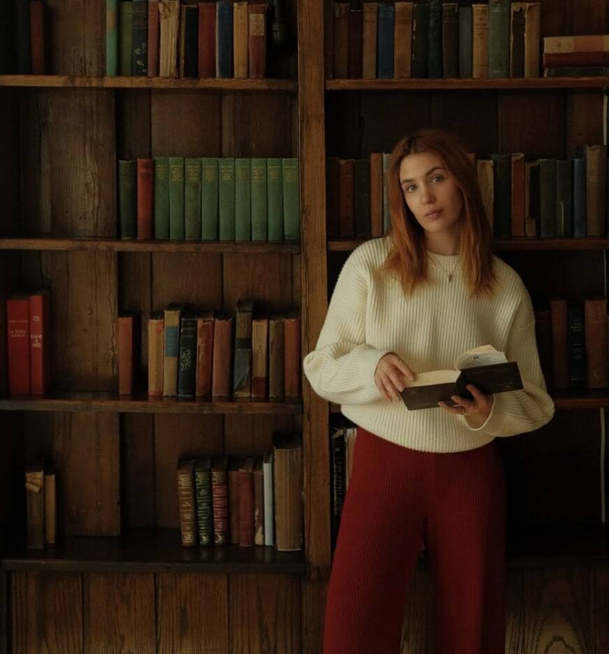 Hypnotisante dans une robe au décolleté plongeant