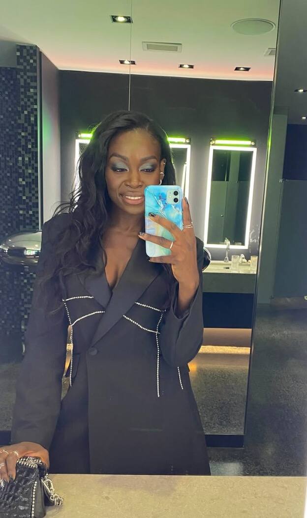 Penande Estime ose le look blazer ouvert