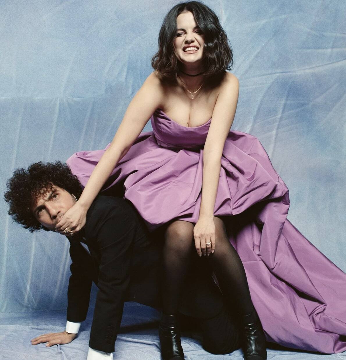 Elle oublie de cacher un objet avant une photo