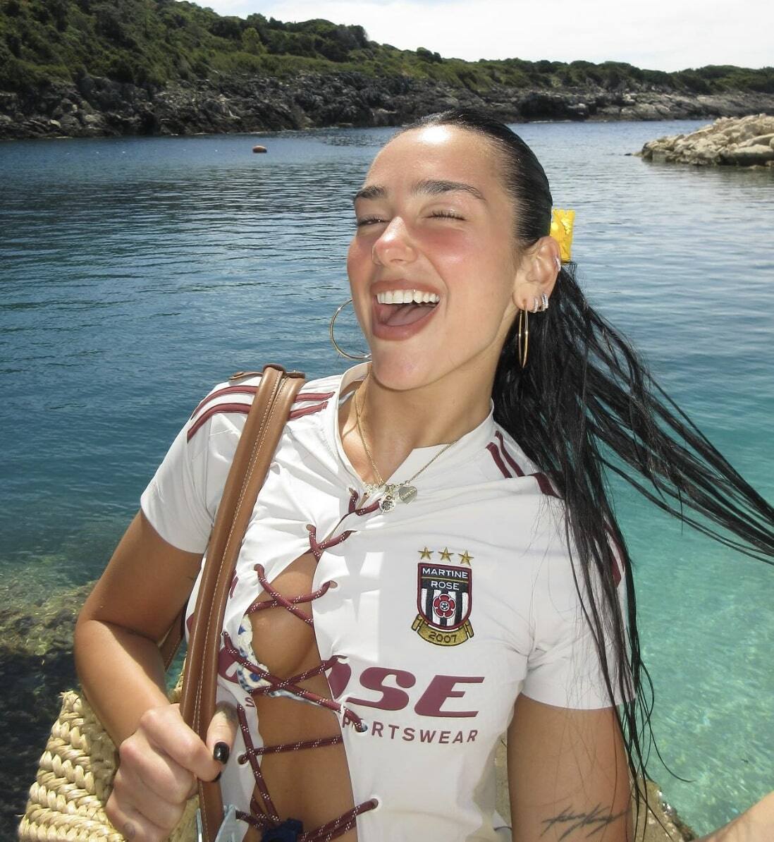 Elle fait tourner les têtes sur un tapis rouge