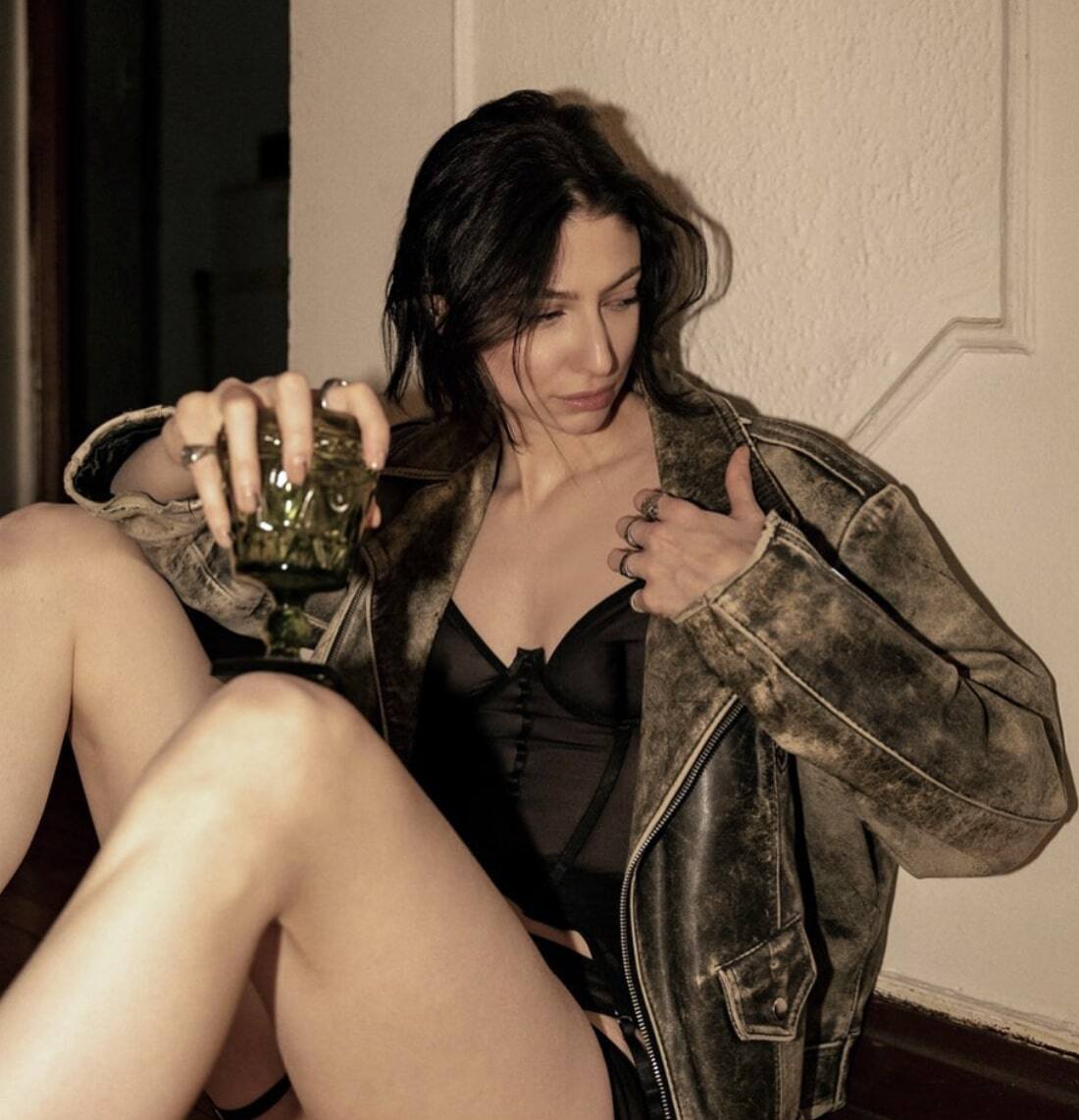 Elle expose ses mamelons dans cette lingerie