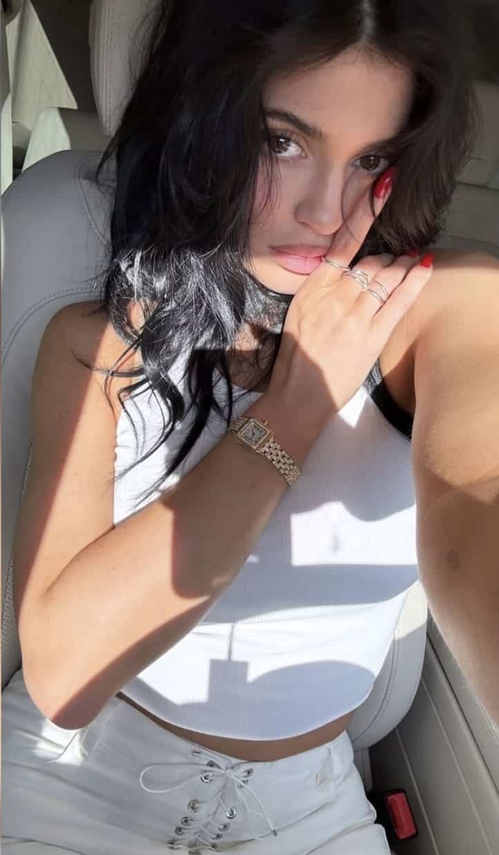 Cette manucure rouge de Kylie Jenner plaît