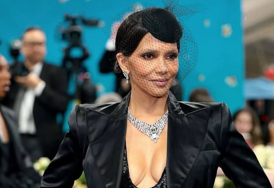 Halle Berry arrive presque nue au Met Gala
