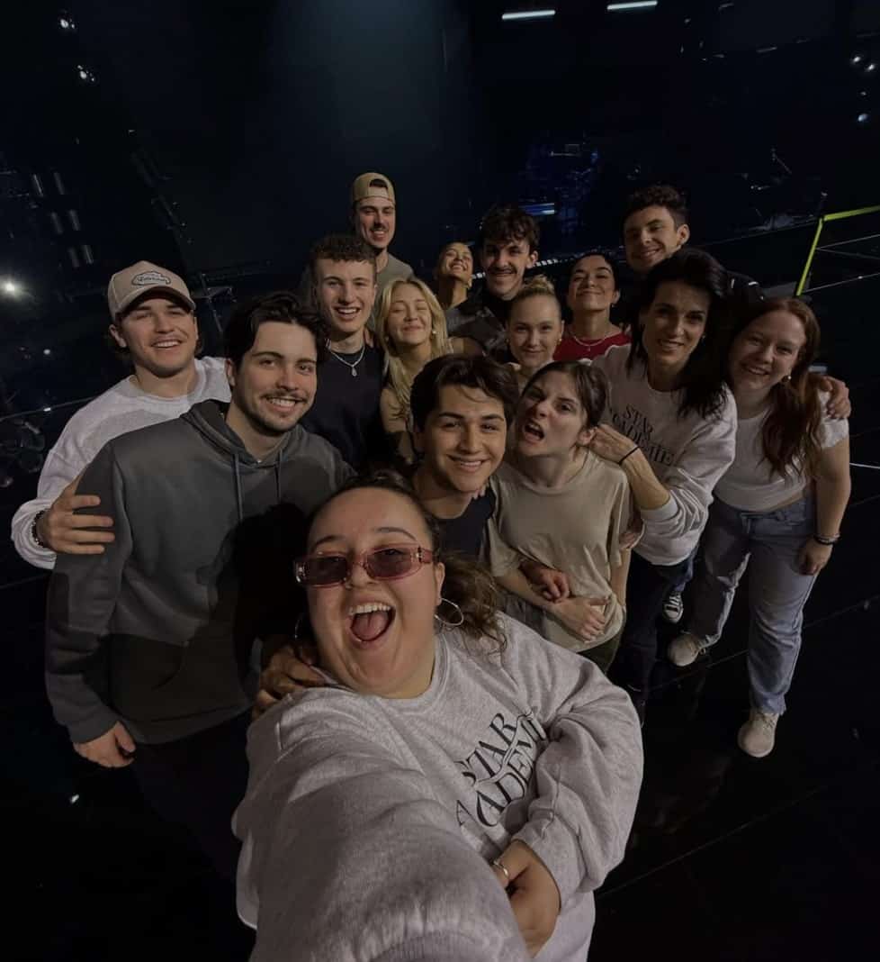 Les académiciens réunis sur un tapis rouge