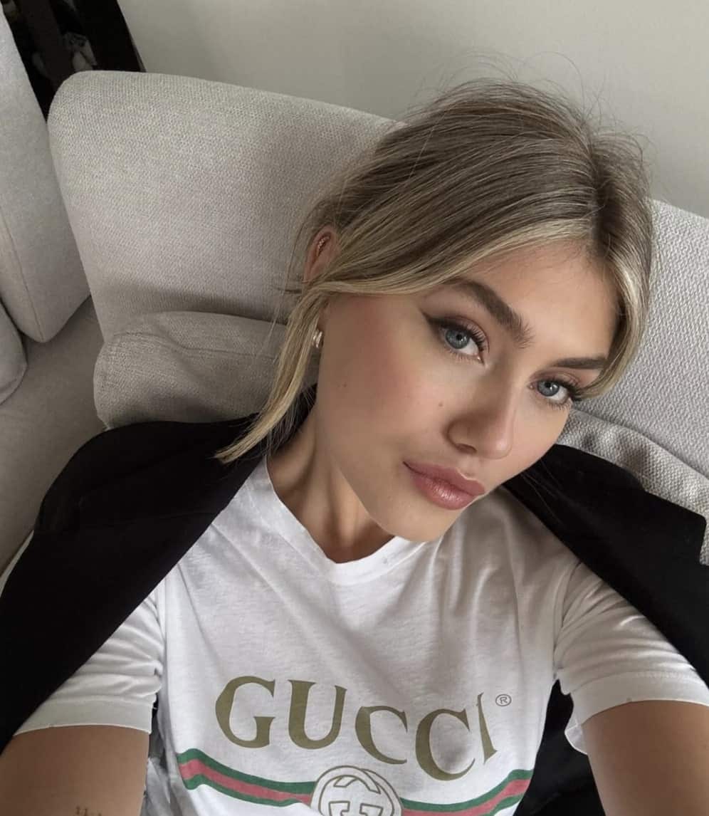 Elle fait réagir en robe de dentelle transparente