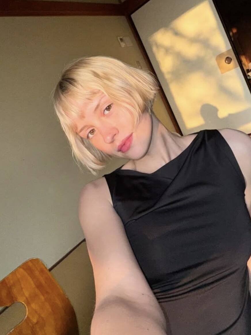 Un cliché le bras sur sa poitrine nue