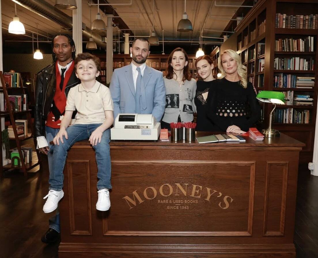 Cette actrice de «You» en couple avec une femme