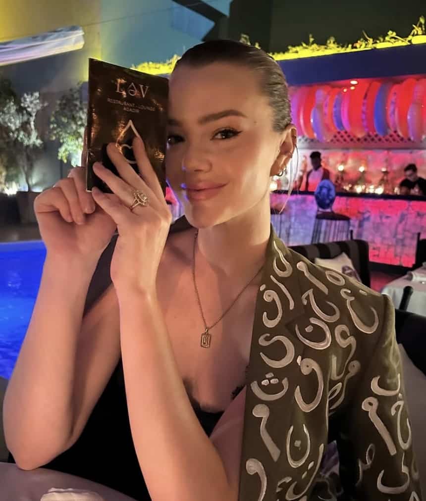 Dans toute sa simplicité en sous-vêtements noirs