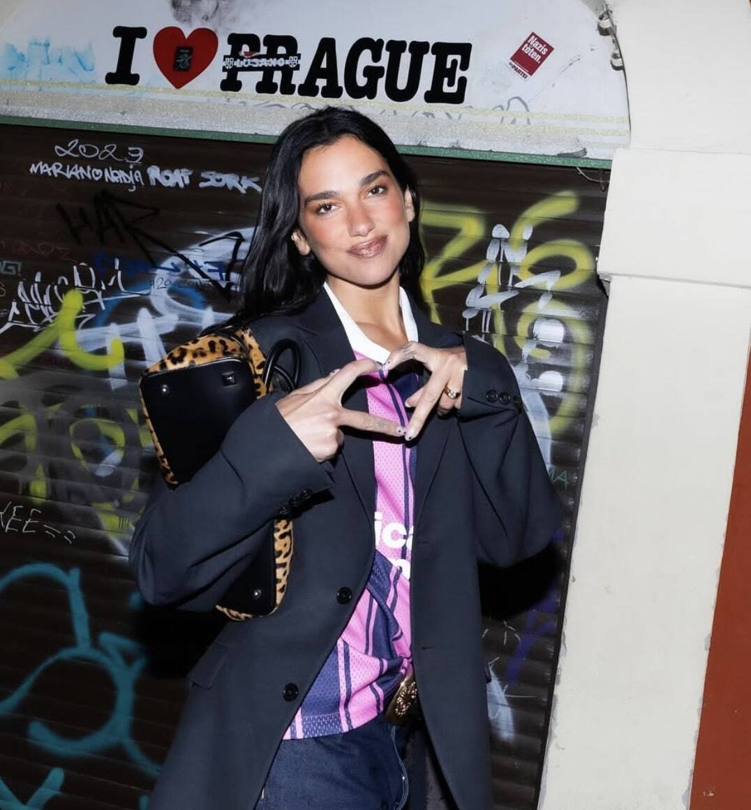 Elle fait farniente dans un bikini rikiki