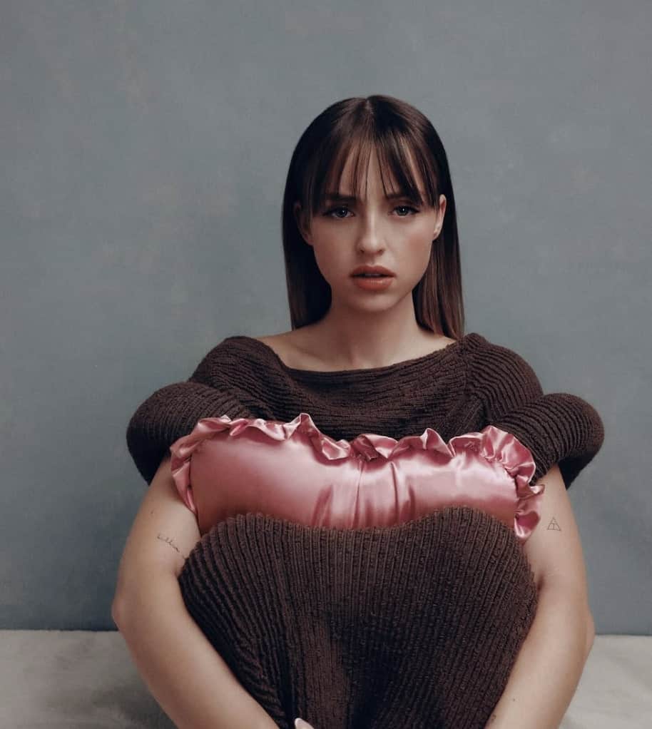 Elle éblouit dans une robe au décolleté plongeant