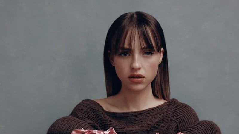 Image principale de l'article Elle éblouit dans une robe au décolleté plongeant