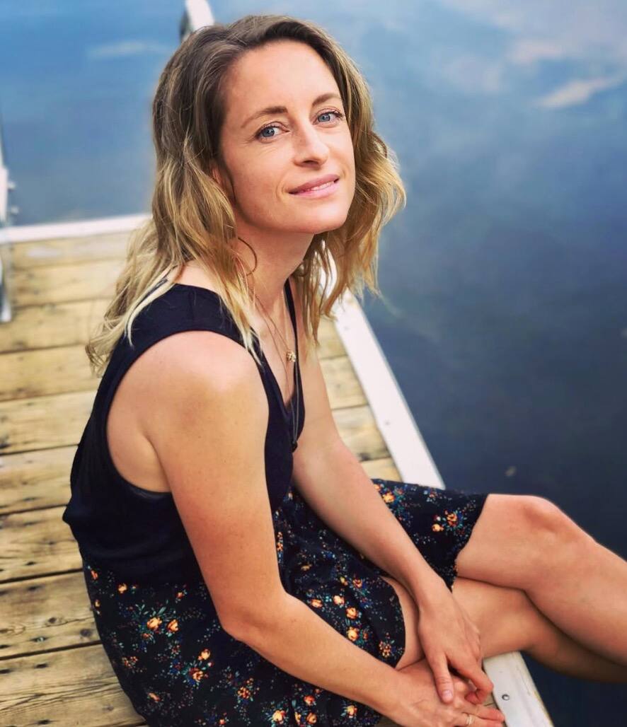 Elle attire les regards dans un voluptueux corset