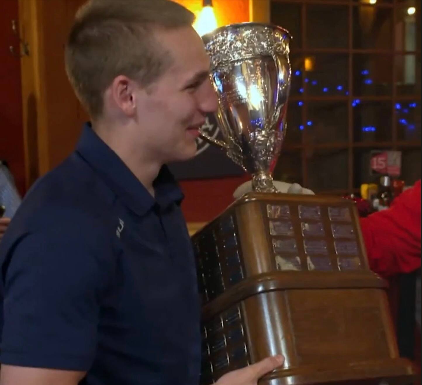 &Agrave; VOIR | D&eacute;couvrez la r&eacute;action de Lane Hutson quand il re&ccedil;oit le troph&eacute;e Calder