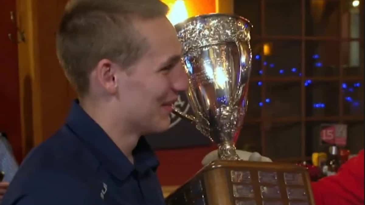 À VOIR | Découvrez la réaction de Lane Hutson quand il reçoit le trophée Calder