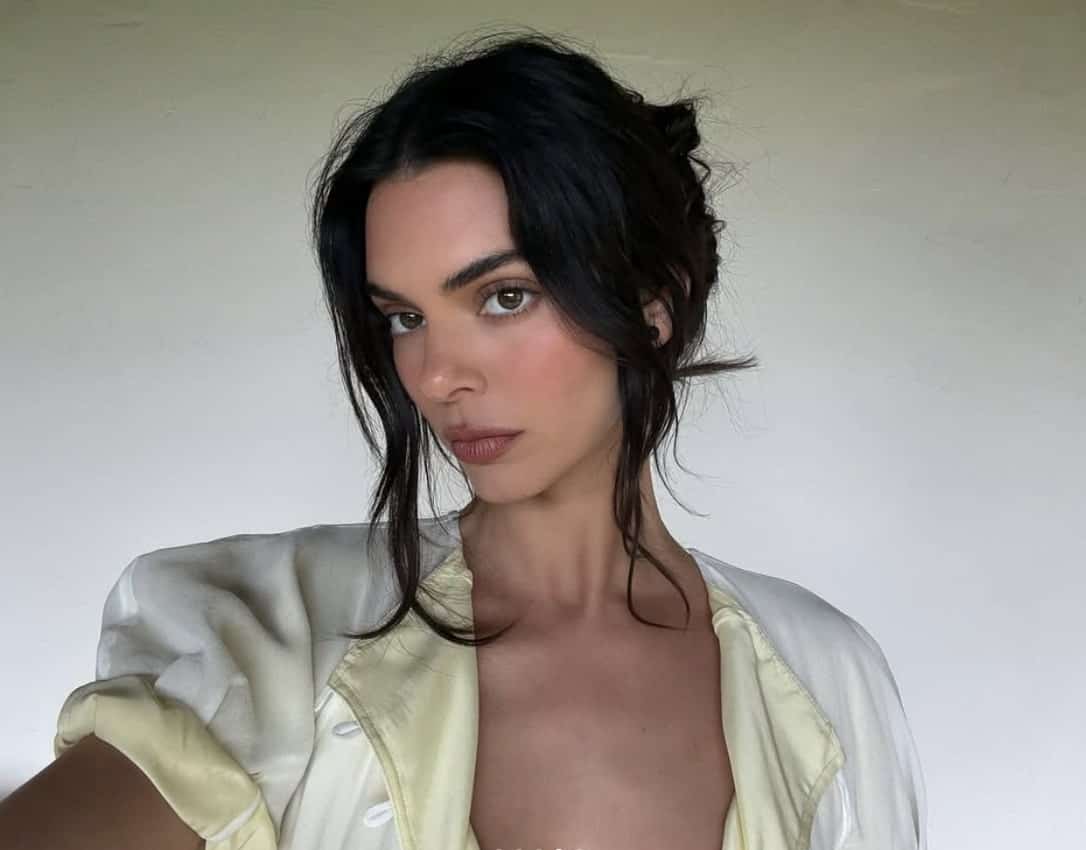 Elle se prélasse en bikini noir 