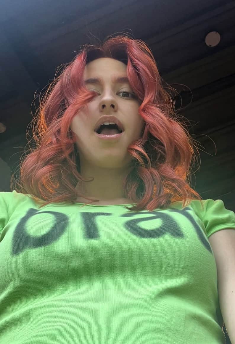 Libre, elle se baigne en string en nature