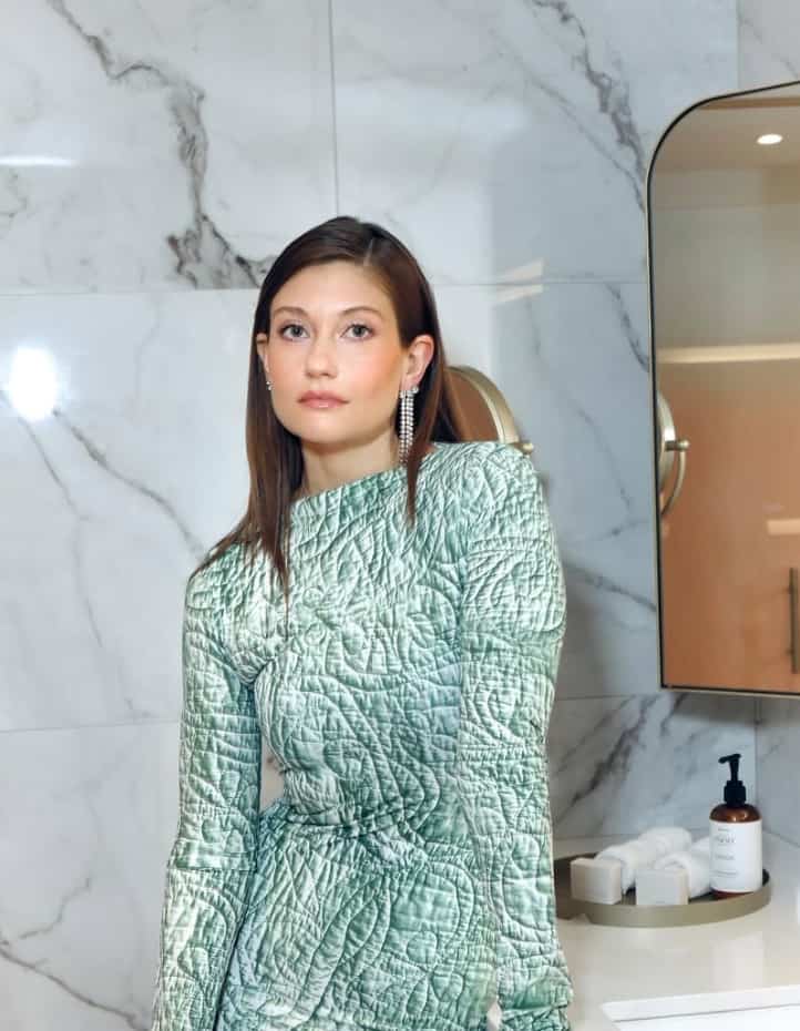 Elle adopte la plus belle manucure de l’été 2025