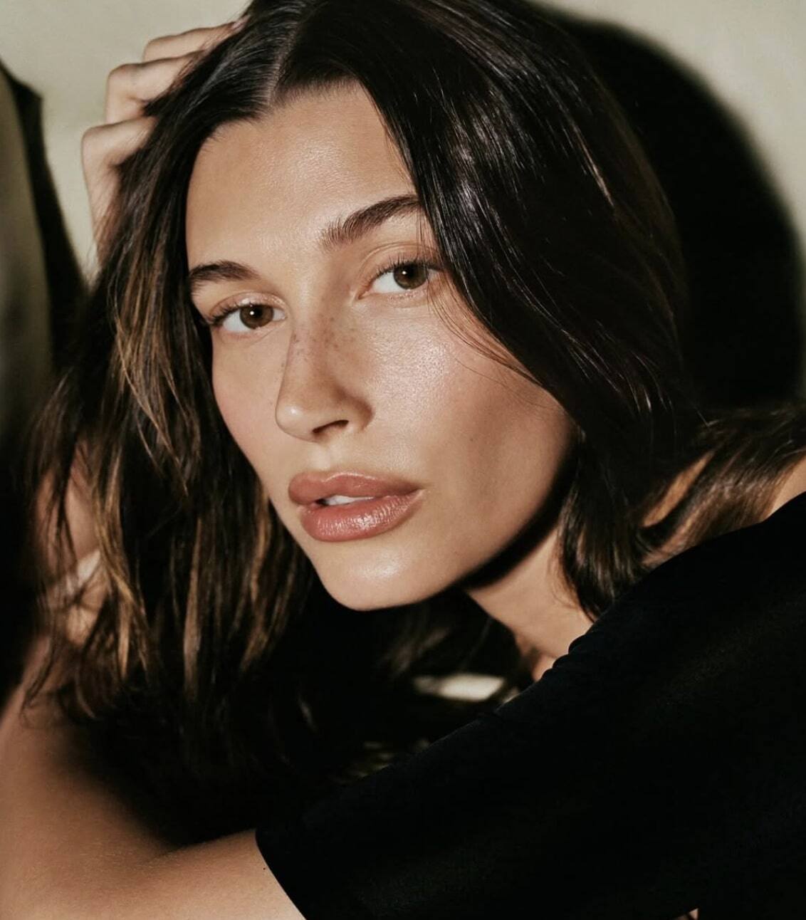 Hailey Bieber vue sans sa bague de mariage