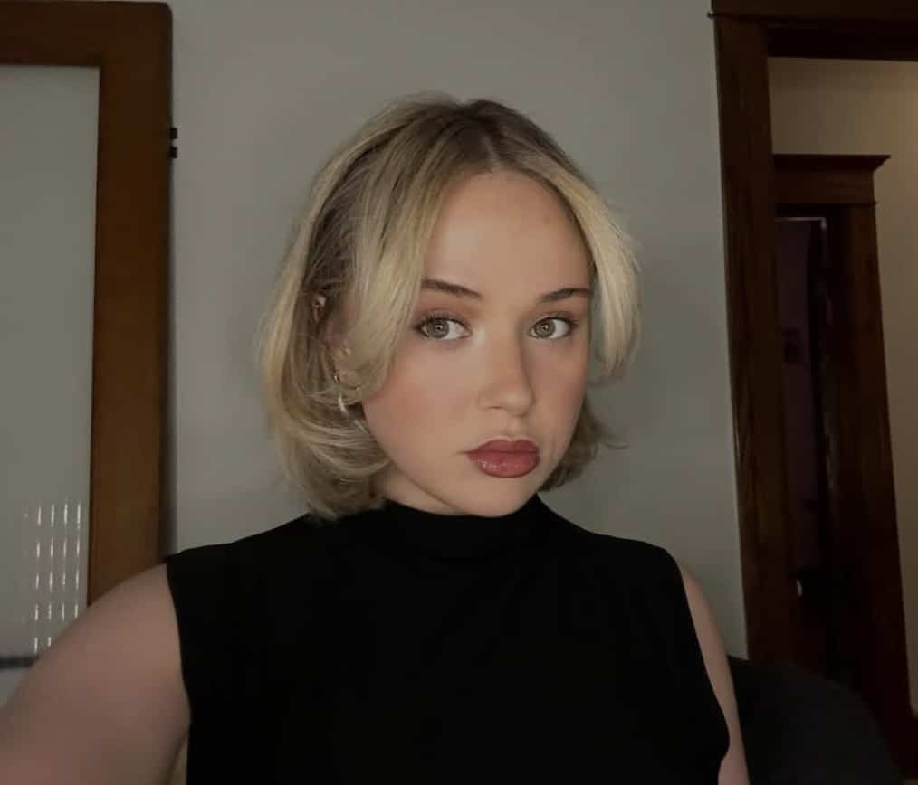 Elle s'inspire d'Hailey Bieber pour son look