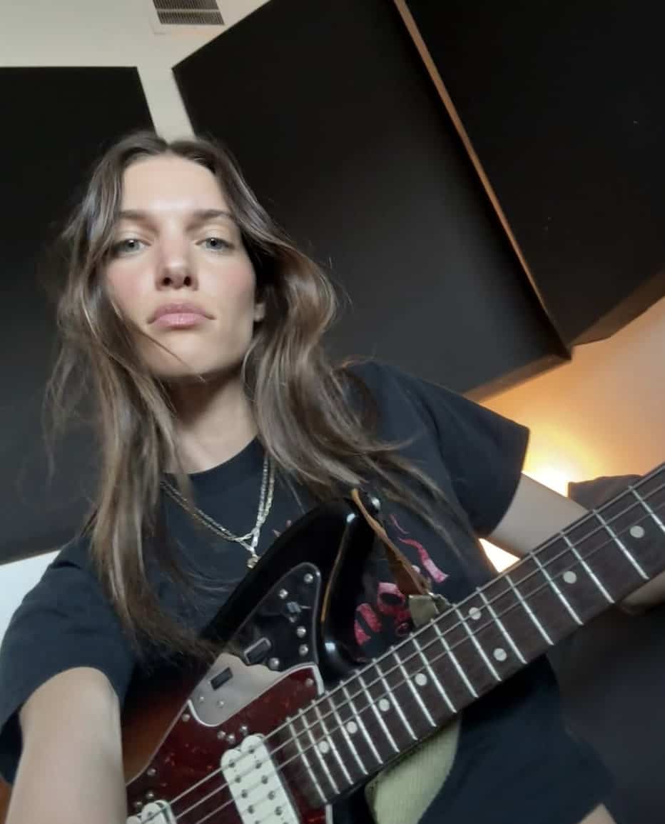 Elle montre ses mamelons dans une robe diaphane