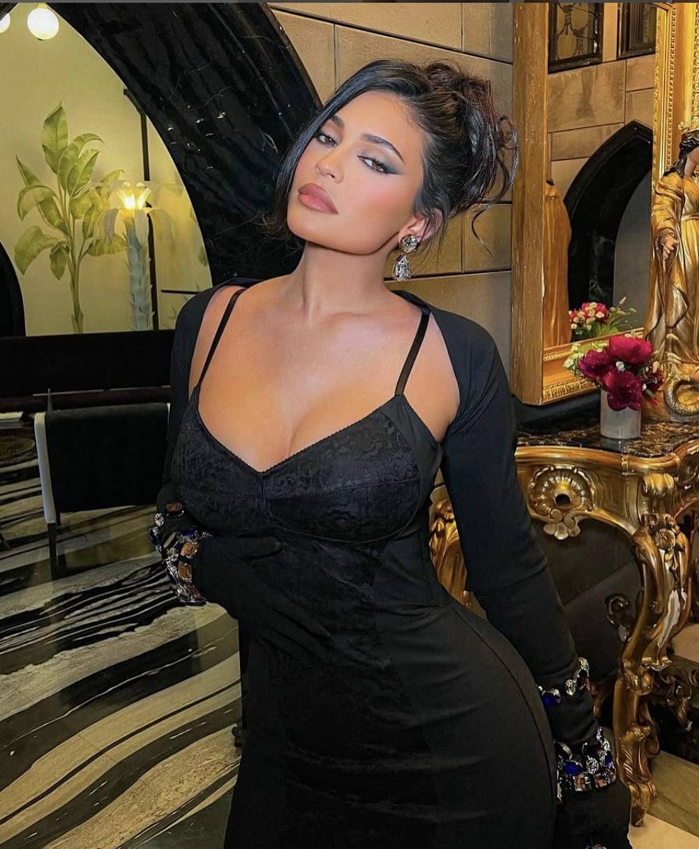 Sa poitrine est omniprésente dans sa robe argentée