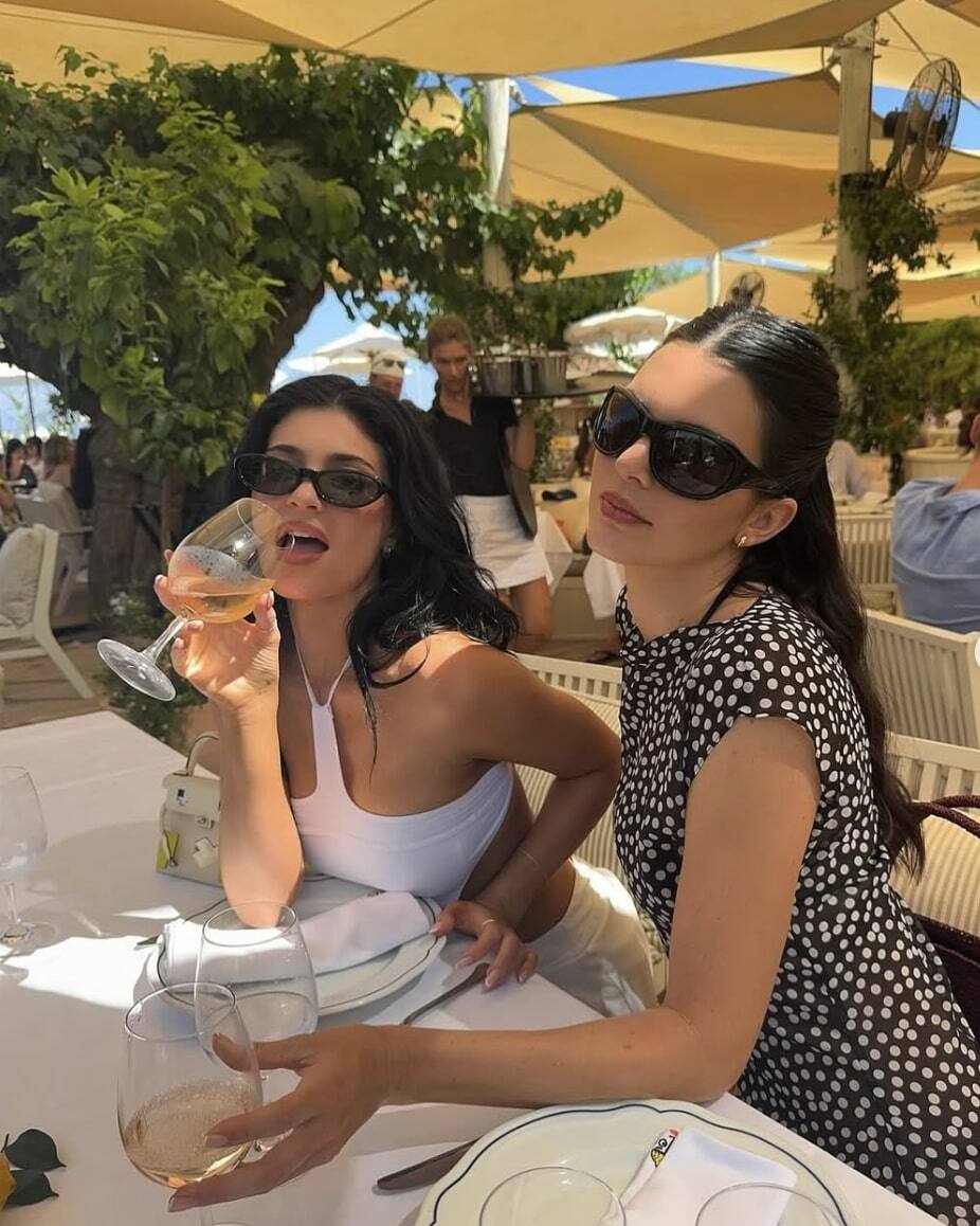 Elles n'étaient pas au mariage de leur frère