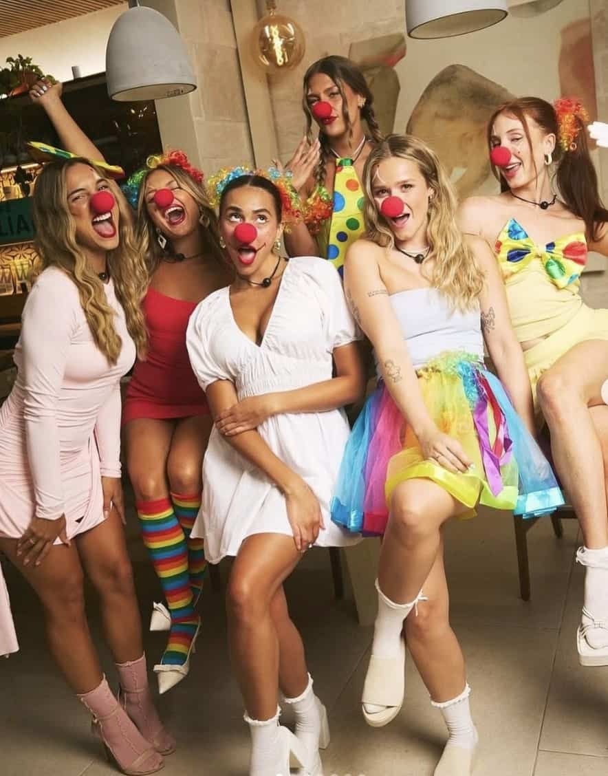 Les anciens font un coup à l'une des leurs