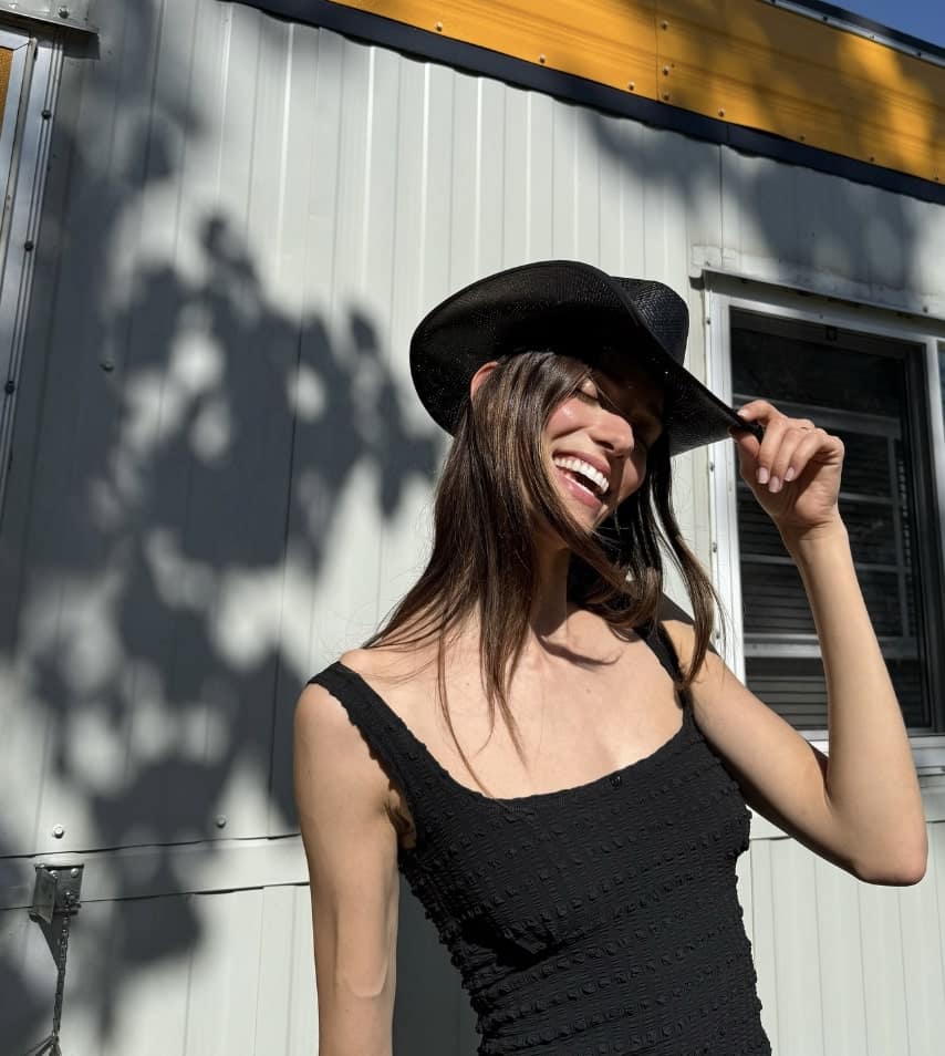 Des clichés en bikini dans un carrousel estival