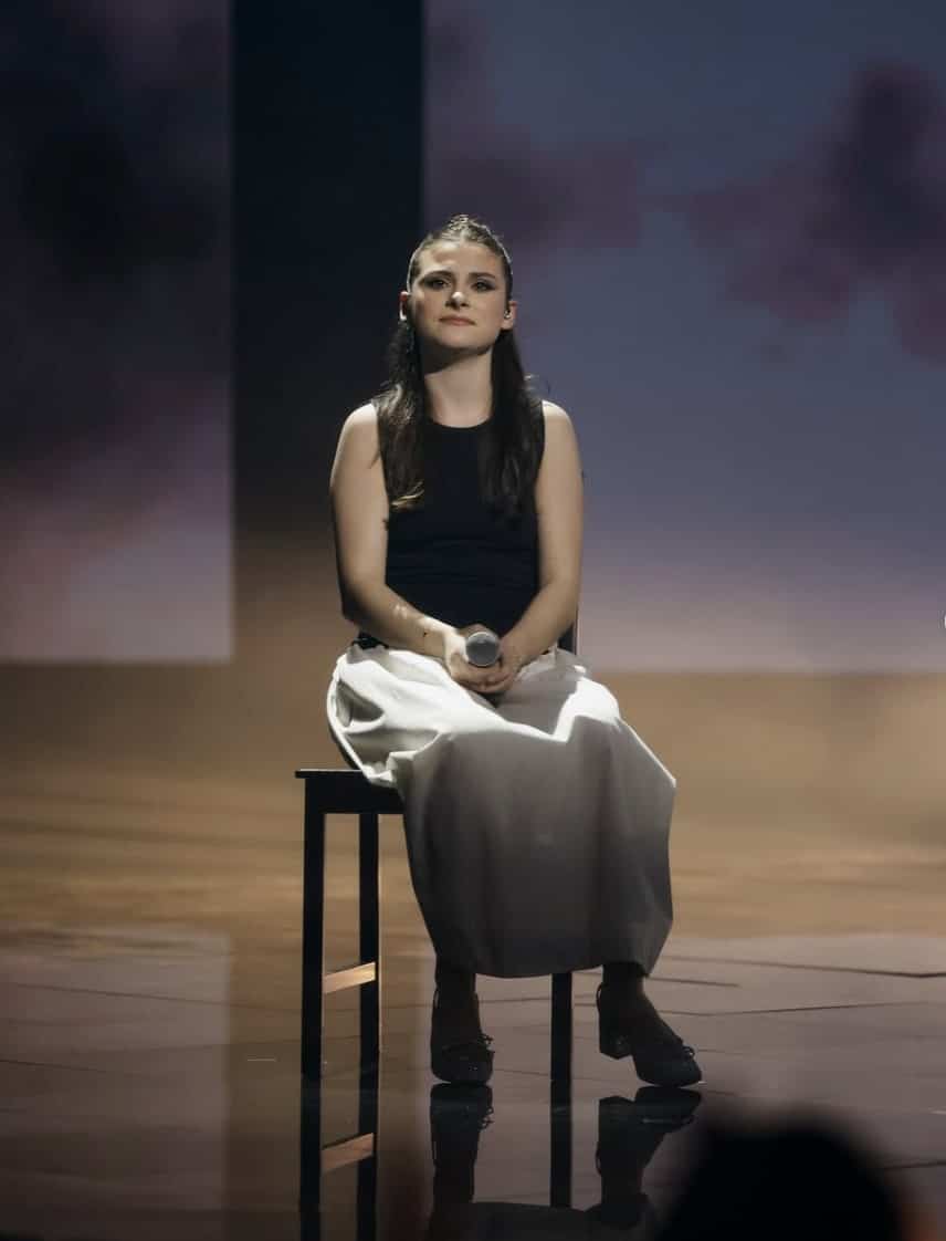 Elle est en amour et présente l'heureuse élue