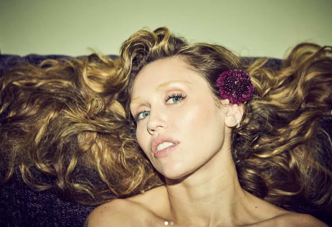 Nue comme un ver en une de magazine