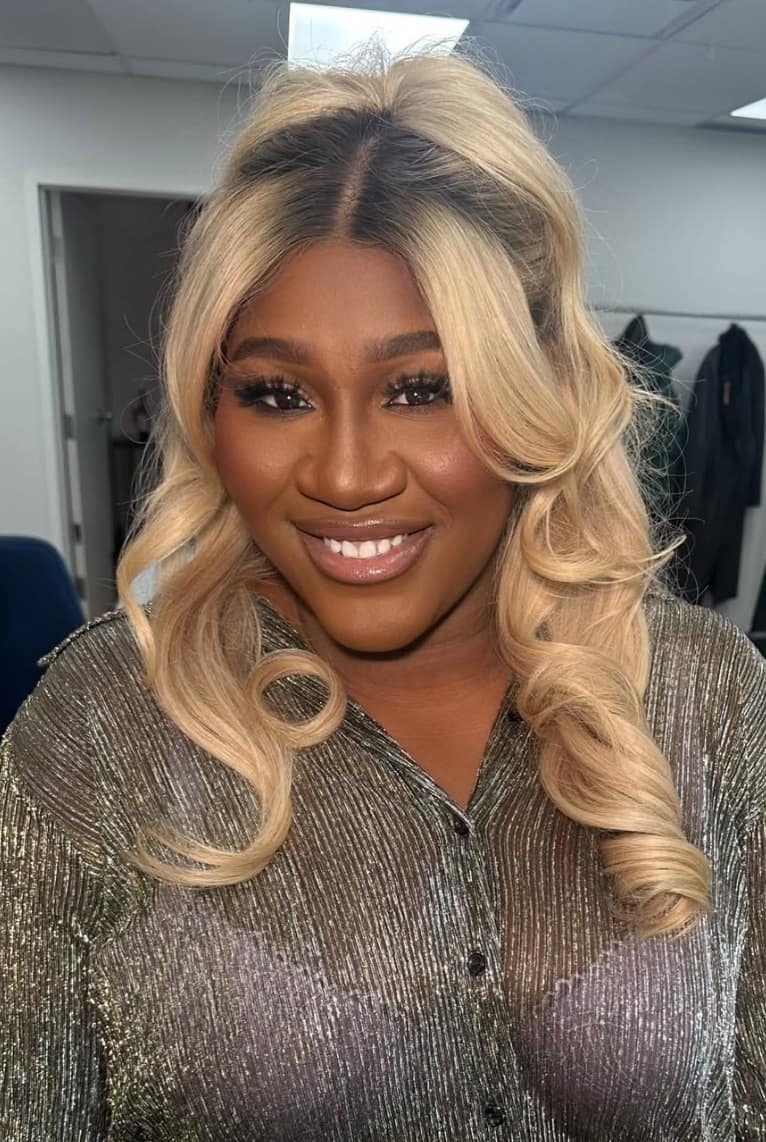 En maillot, elle vante cette entreprise d'ici