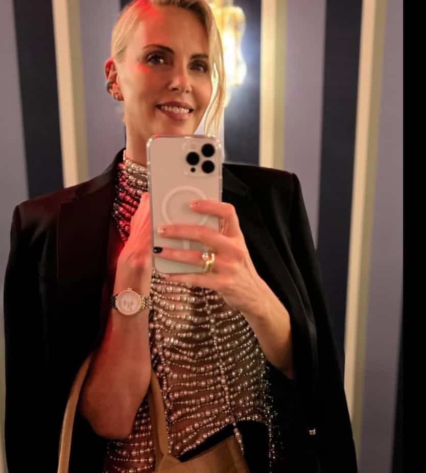 Charlize Theron pose en lingerie à 50 ans 