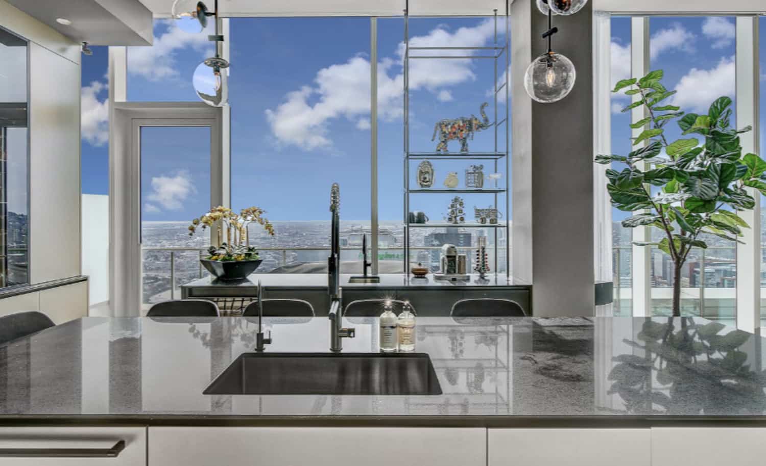 Tech Penthouse Condominium With Guest Quarters photo
