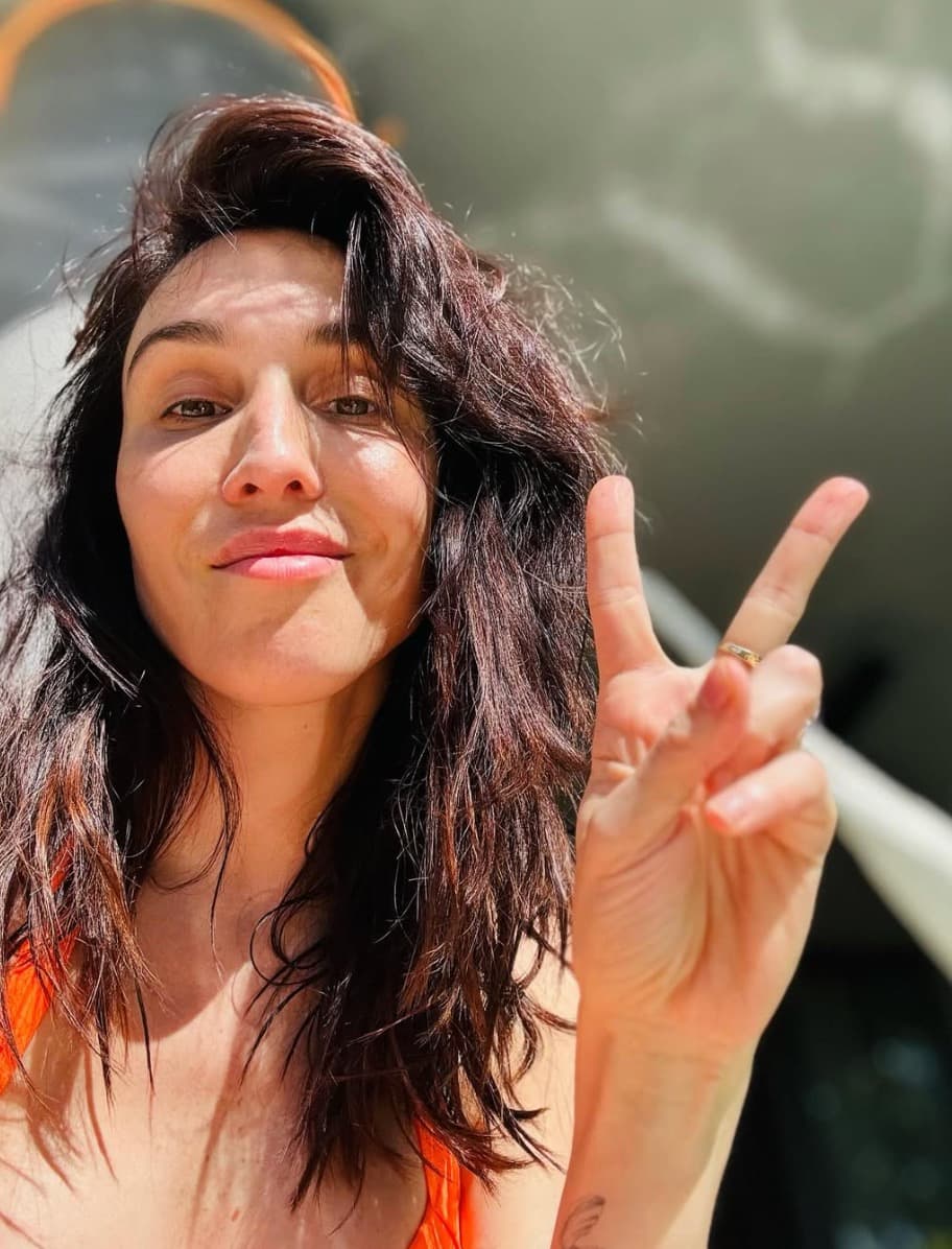 Elle ose une robe qui ne passe pas inaperçue