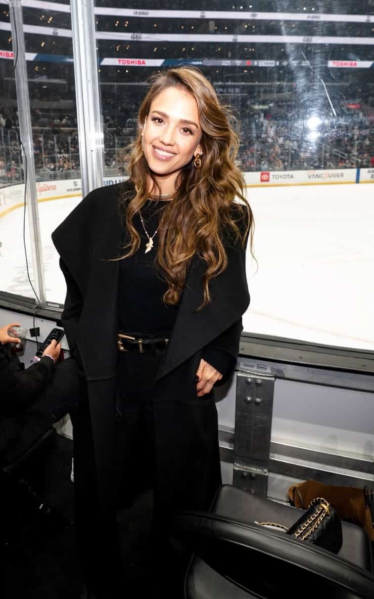 Elle incarne l’élégance dans un look de rentrée 