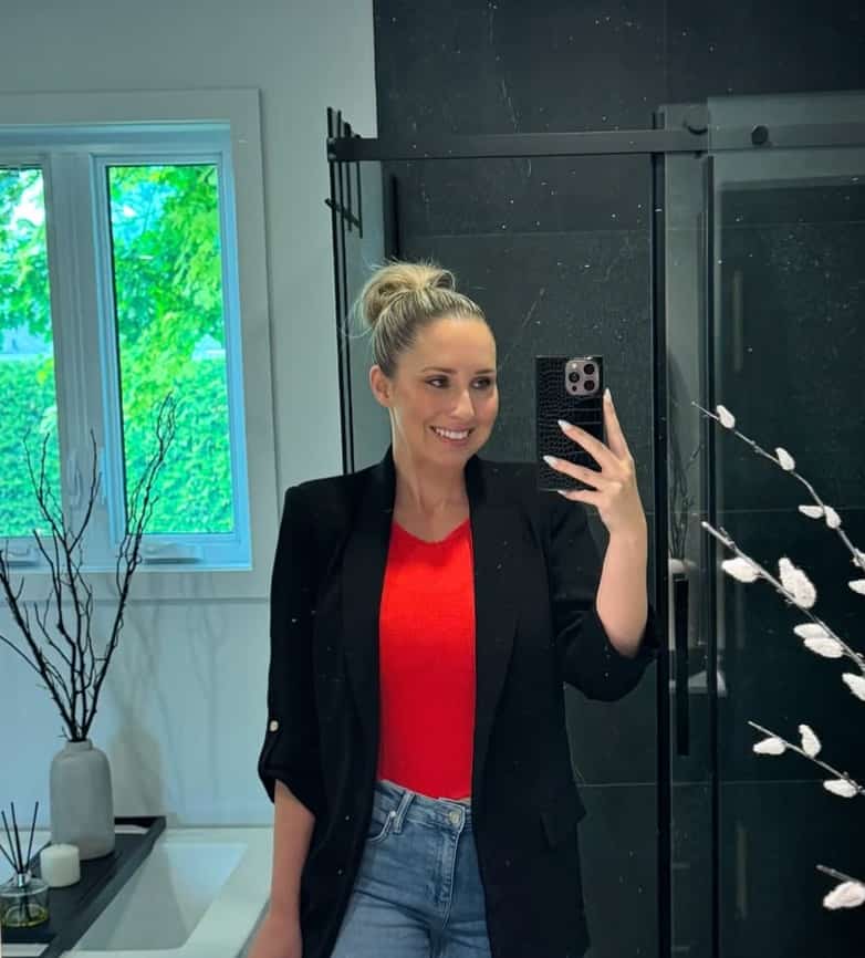 Maïka Desnoyer adopte un parfait look de mi-saison