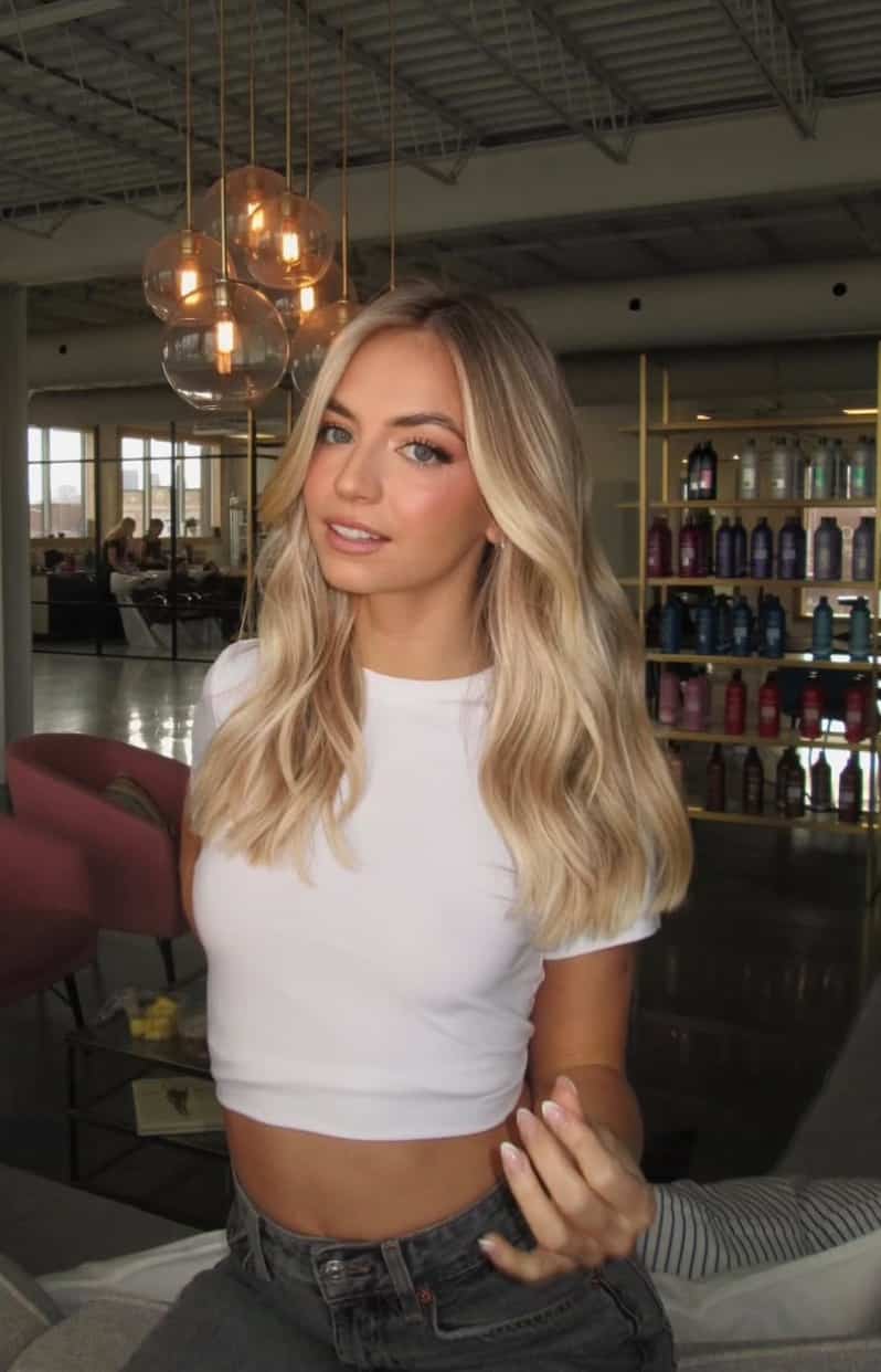 Elle s'offre une douce balade en bikini 