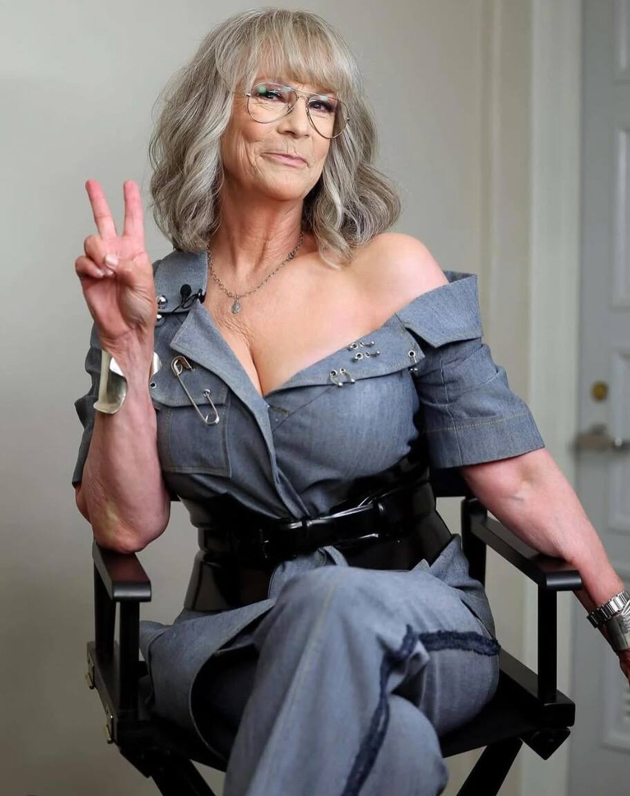 À 66 ans, elle fait sensation avec son décolleté 