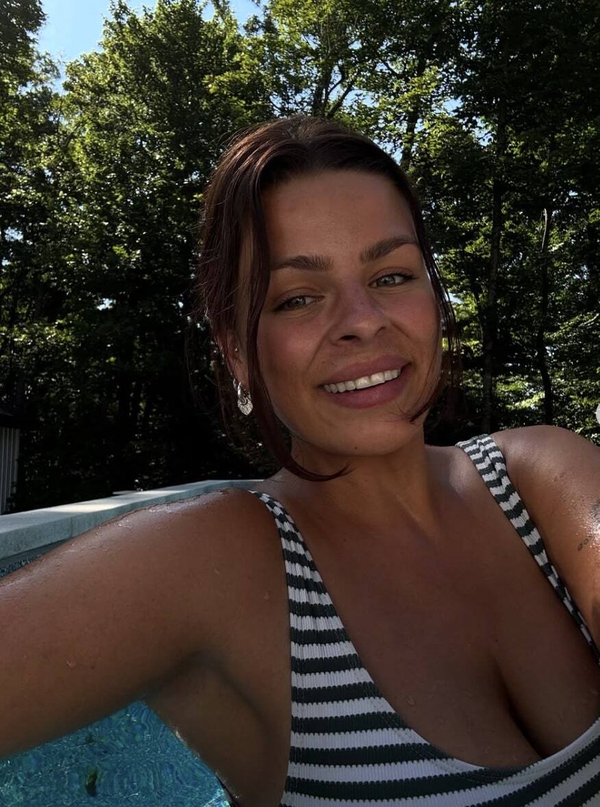 Alanis et son mari présentent leur nouveau bébé