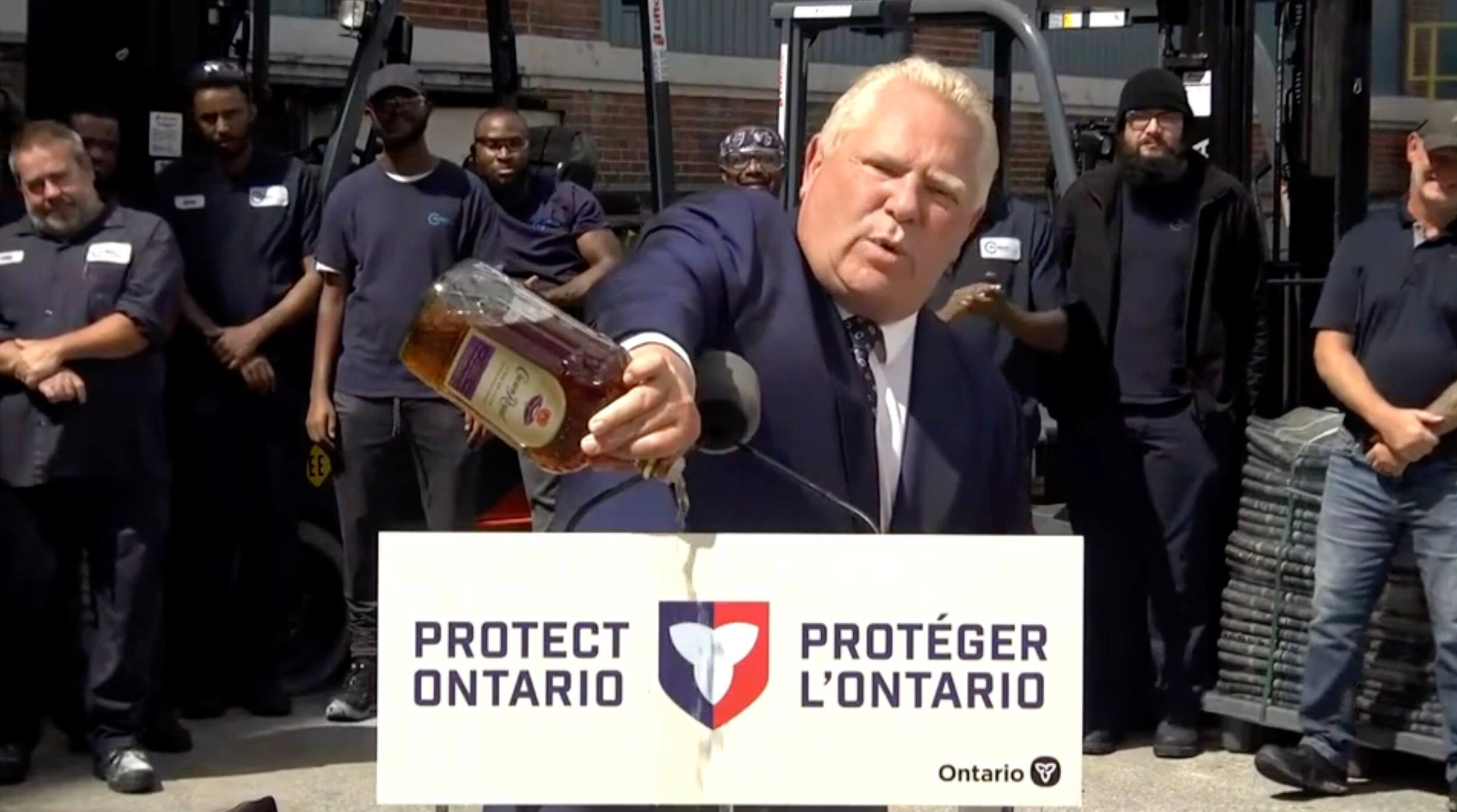 Doug Ford verse le contenu d'une bouteille de Crown Royal au sol en ...