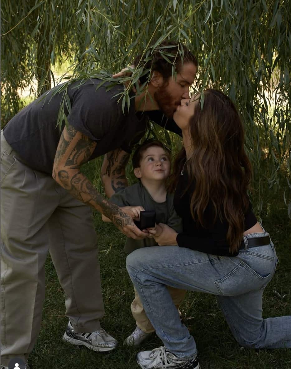 Elle présente sa petite fille!